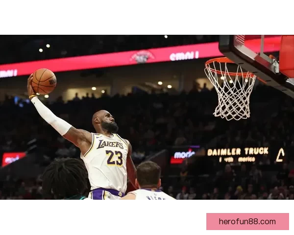 詹姆斯昨日惊艳劈扣起跳三点二米入网时速近五十公里